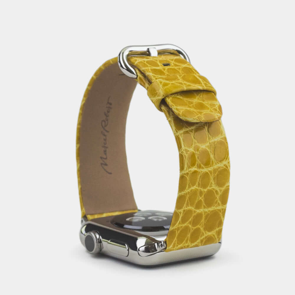 Correa para el Apple Watch 45/46 mm de piel de aligátor brillante en amarillo, con adaptadores y hebilla de acero | vista de perfil completa para ver el grosor de la correa